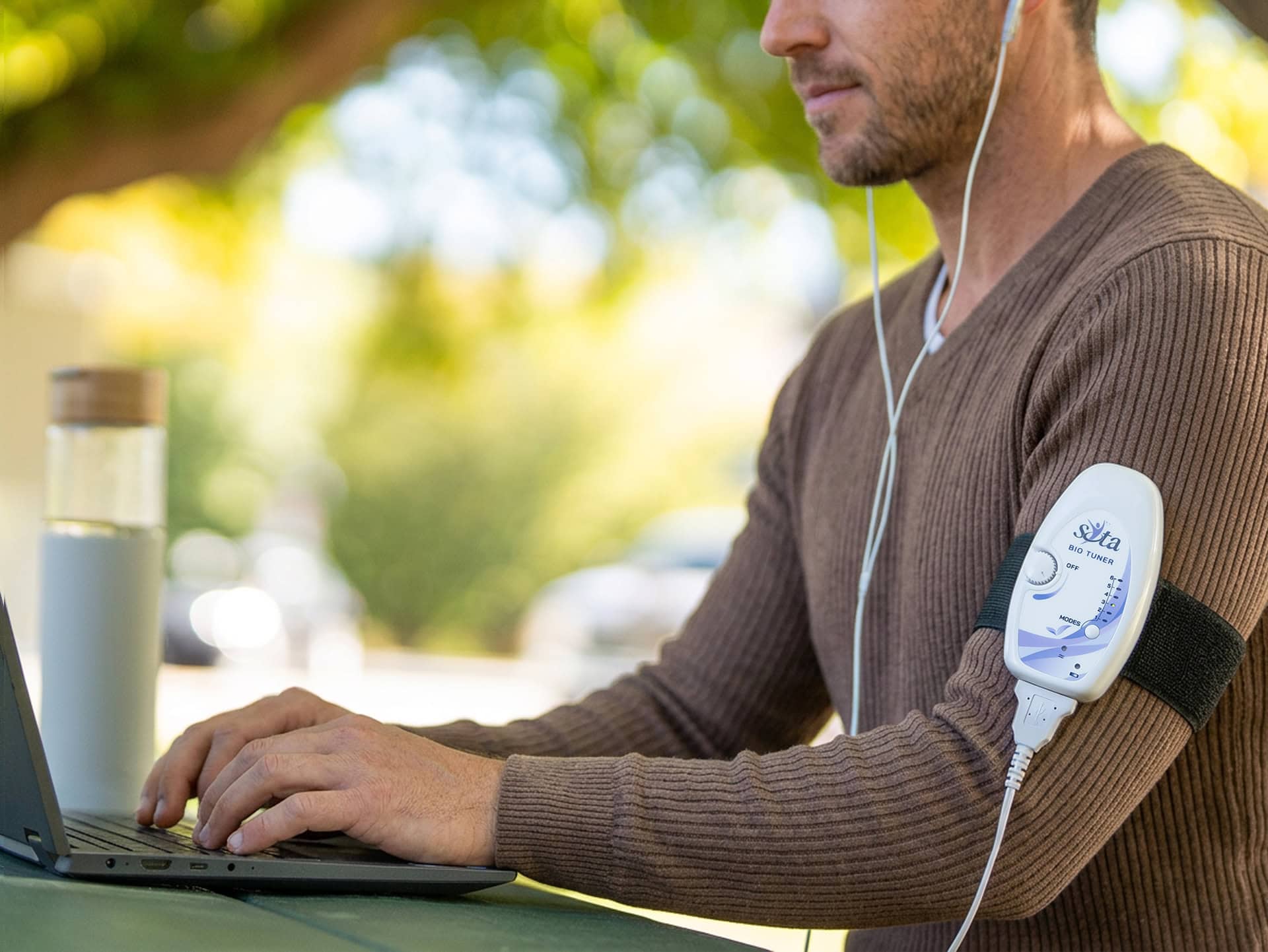 Bio Tuning with the ear clips while working at a laptop outdoors